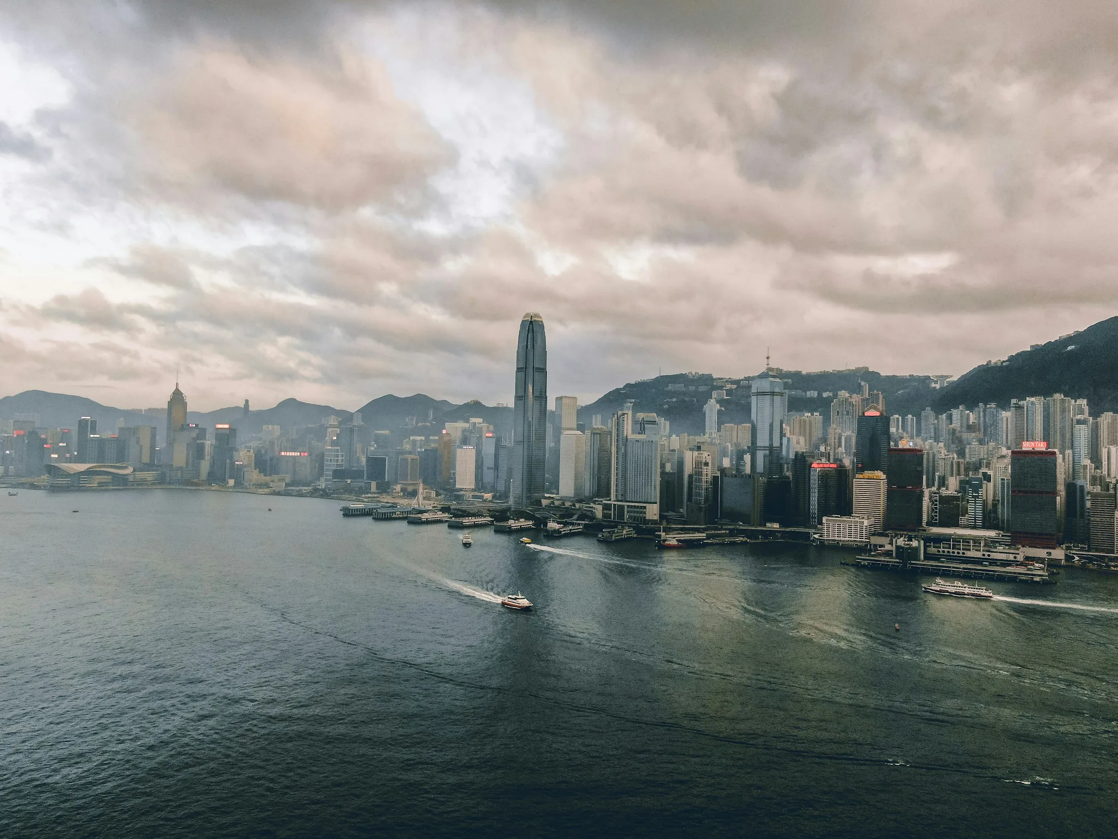 白天的維多利亞港與香港島天際線