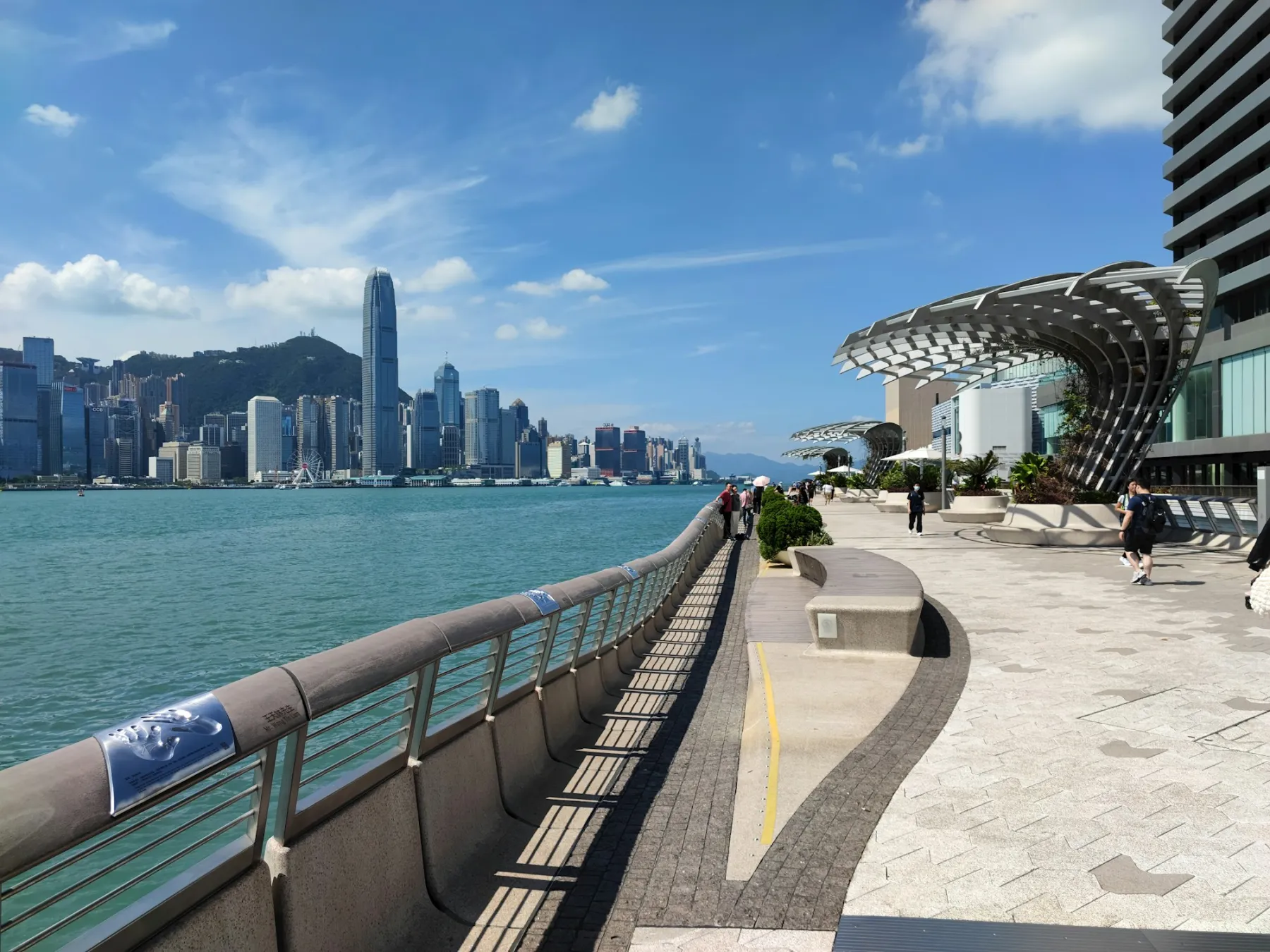 從維多利亞港望向香港島