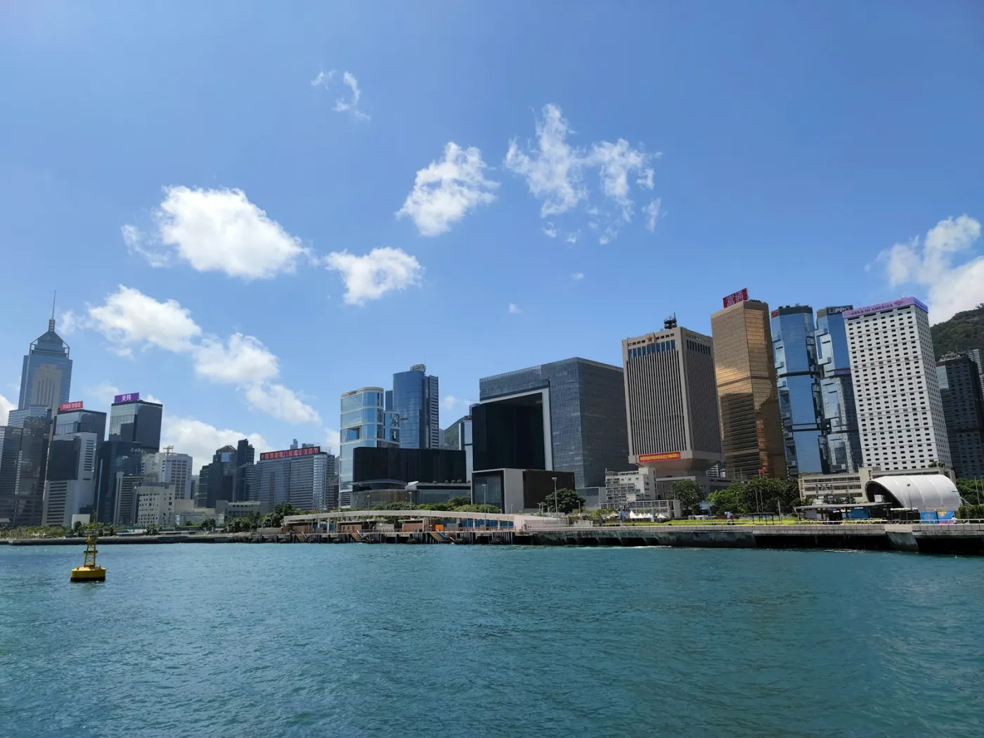 維多利亞港對岸的香港島海旁